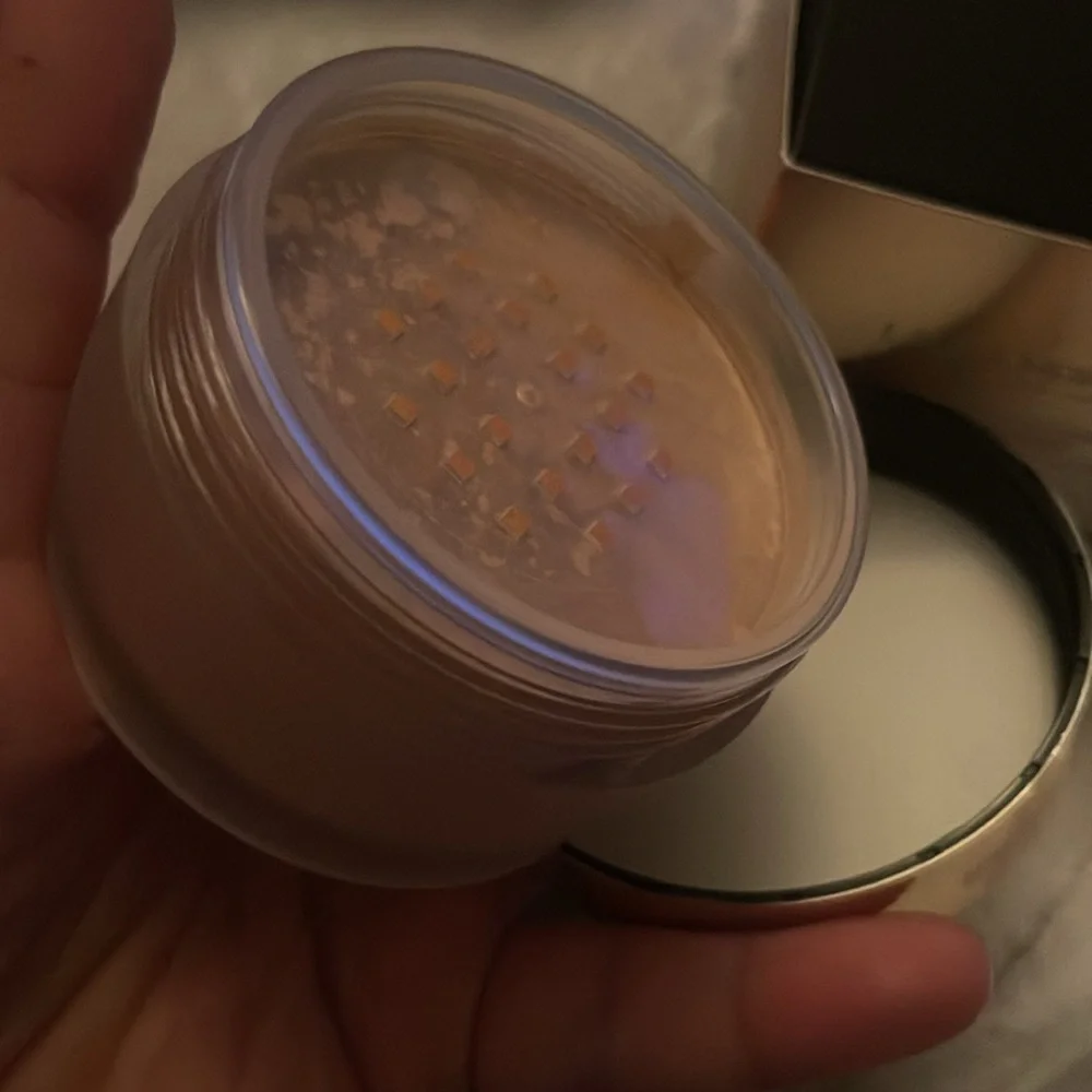 Laura Mercier Translucent Loose Setting Powder - Light Catcher